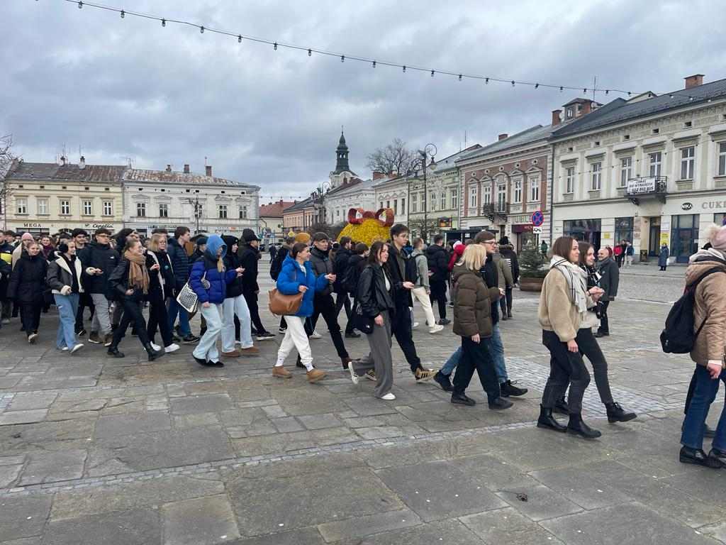 Zdjęcie Rynek - polonez 2024 (24)9fe23988-9ff6-45b9-bfaa-331b078c9a82.jpg w galerii Polonez na sądeckim rynku